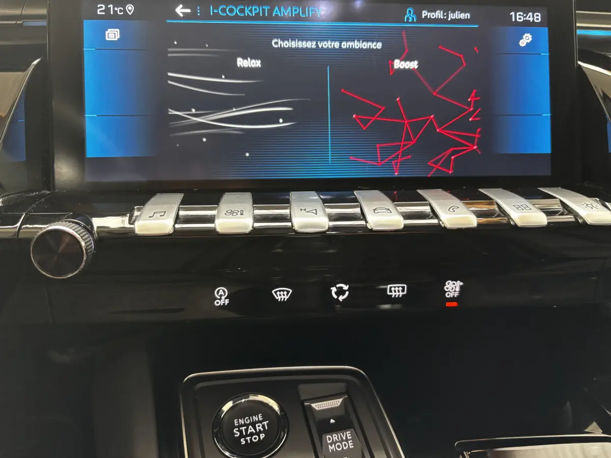 Vue rapprochée de la console centrale de la Peugeot 508 gris foncé, mettant en valeur l'écran tactile et les commandes piano.