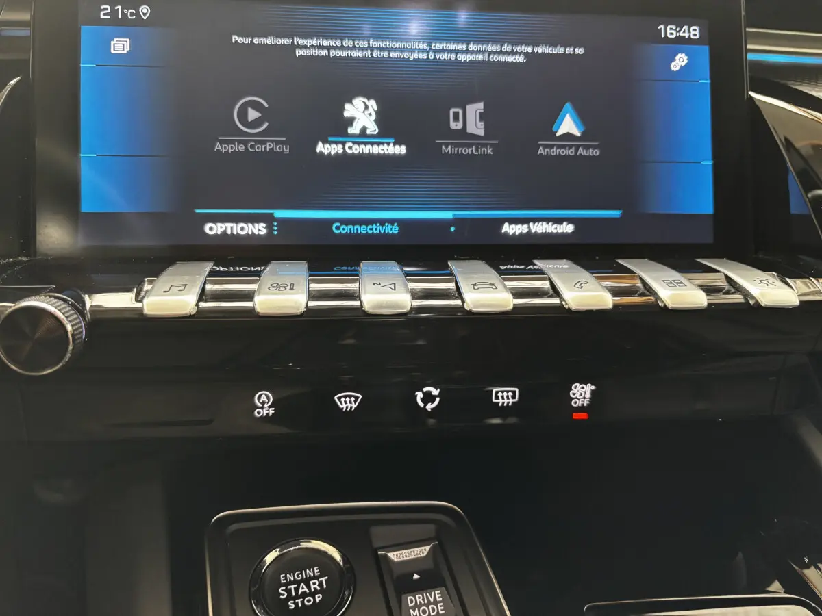 Vue rapprochée du tableau de bord noir de la Peugeot 508 2019 avec écran tactile et commandes chromées.