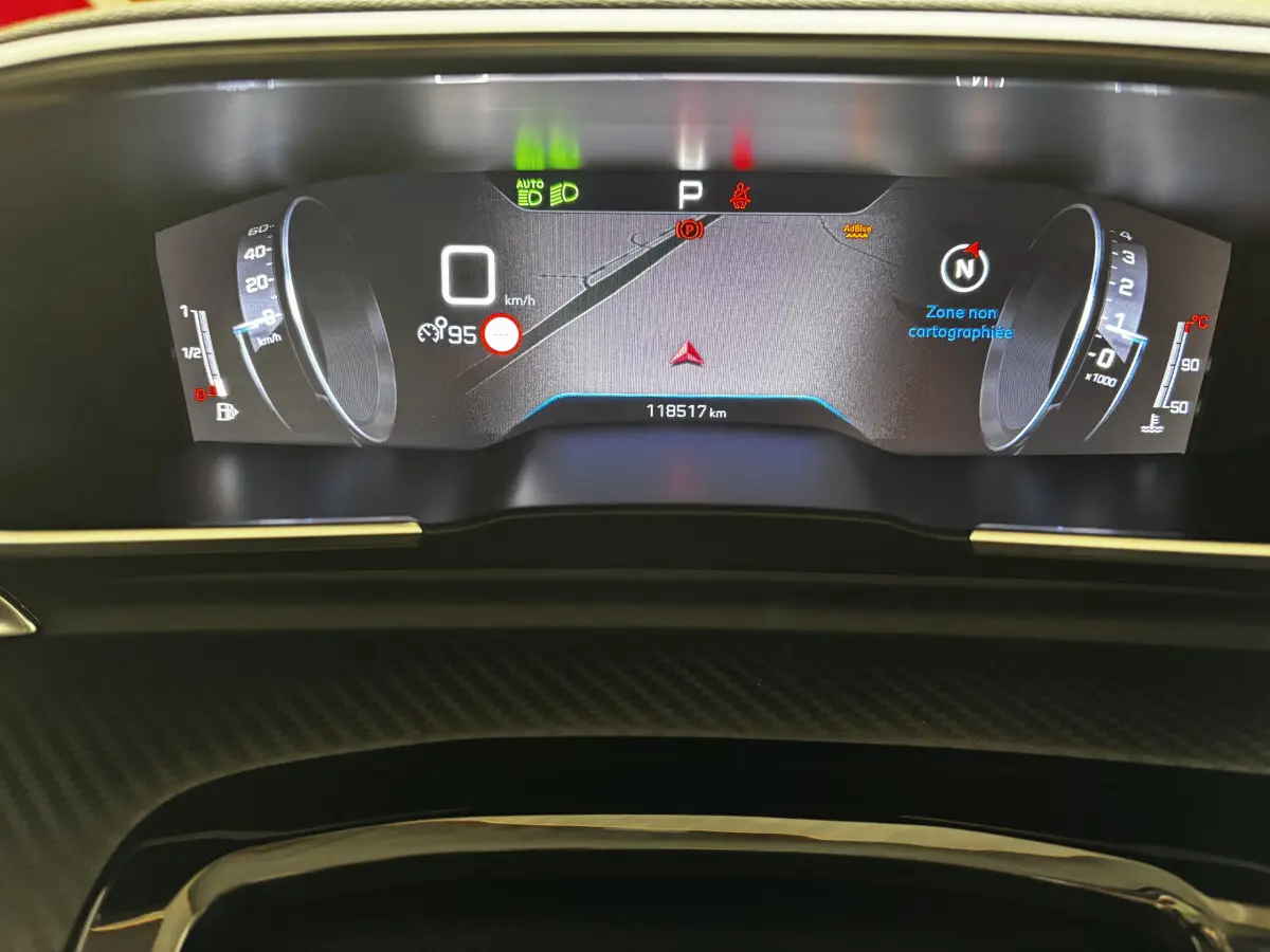 Tableau de bord numérique de Peugeot 508 2019 affichant la vitesse, la navigation et les alertes en gros plan.