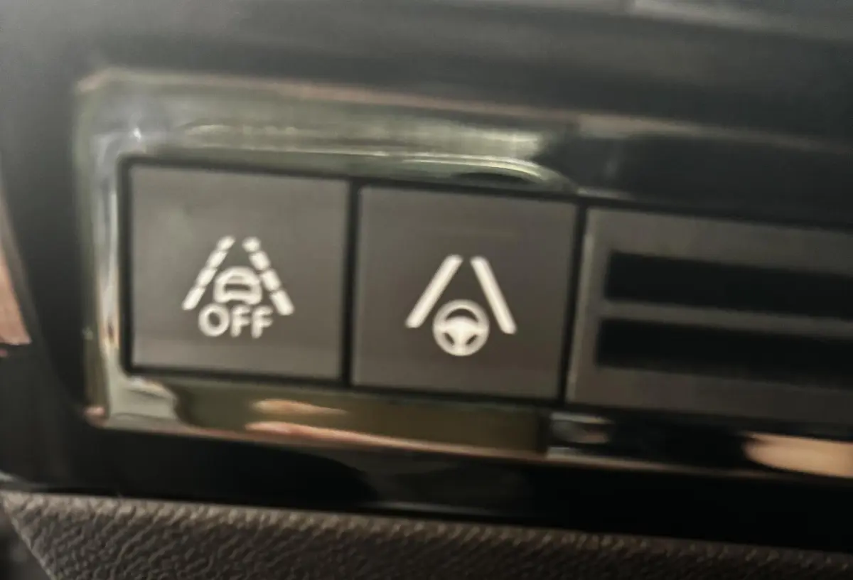 Boutons de commande d'aide à la conduite sur le tableau de bord de la Peugeot 508 gris foncé, version 2019.