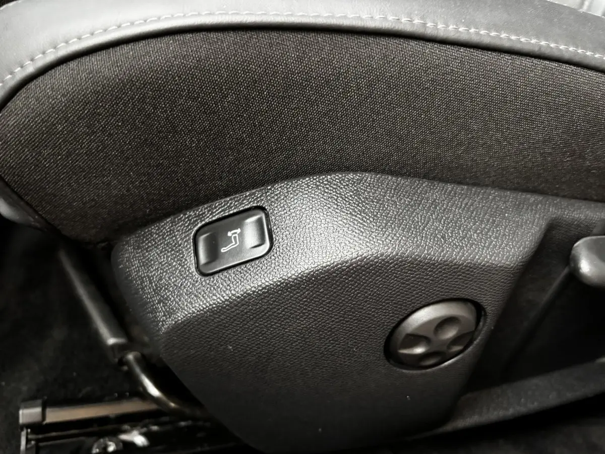 Détail de la commande de réglage du siège en tissu gris foncé dans une Peugeot 508 BlueHDi 2019