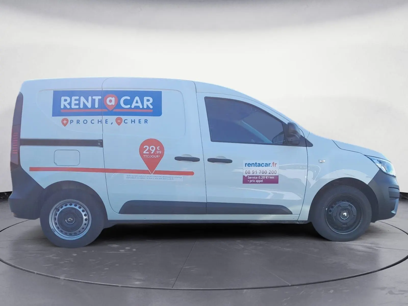 Vue de profil côté gauche d'un Renault Express Van blanc 2023 avec marquage publicitaire Rent a Car sur la porte latérale.
