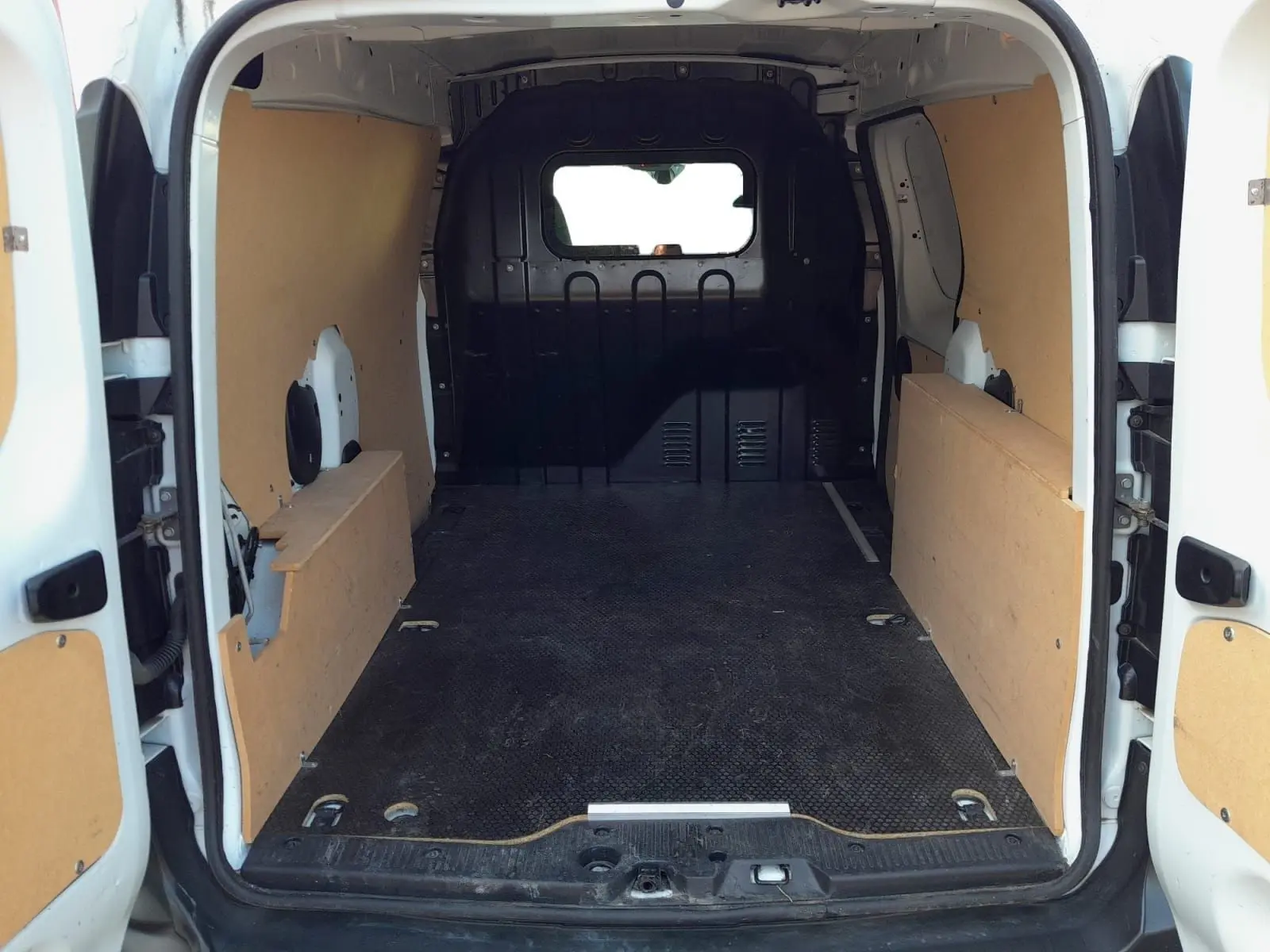 Vue arrière du Renault Express Van blanc 2023, montrant l'espace de chargement vide avec habillage bois sur les parois.