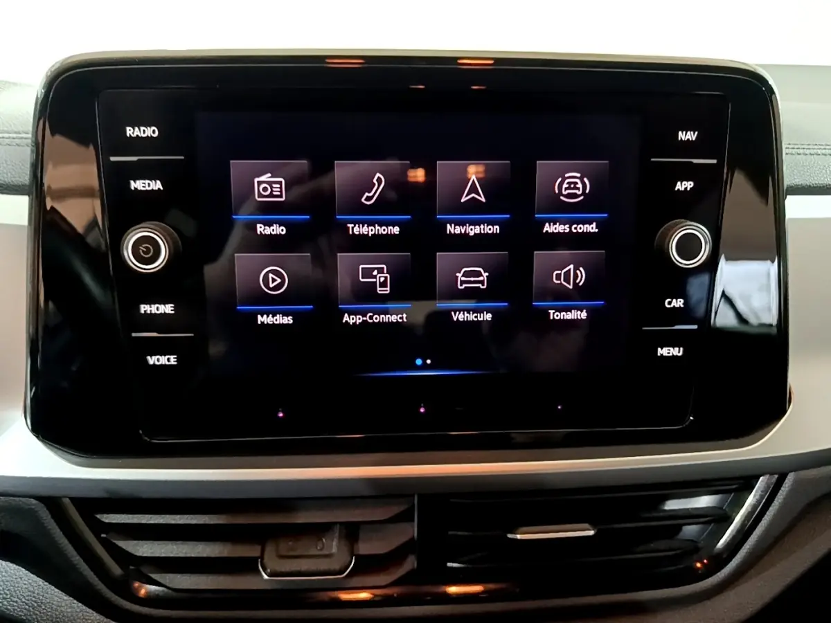 Écran tactile central noir affichant le menu multimédia du Volkswagen T-Roc 2022, vue frontale rapprochée.