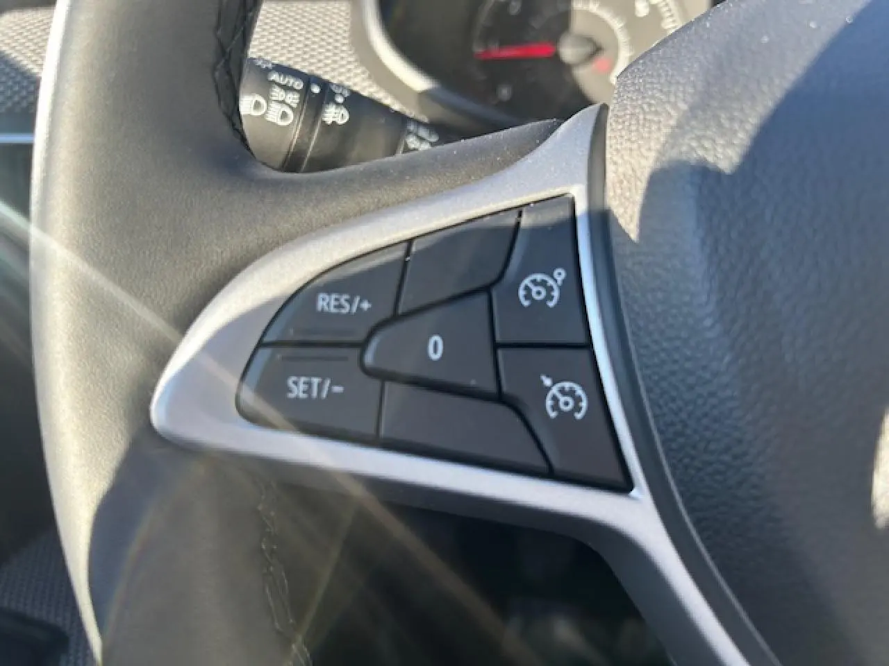 Gros plan sur les commandes de régulateur de vitesse au volant du Dacia Sandero Stepway 2025.