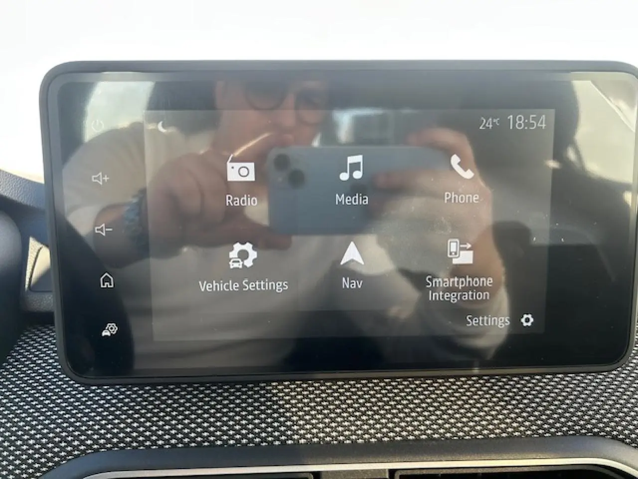 Écran tactile multimédia 8 pouces de la Dacia Sandero Stepway 2025, vue frontale du tableau de bord.