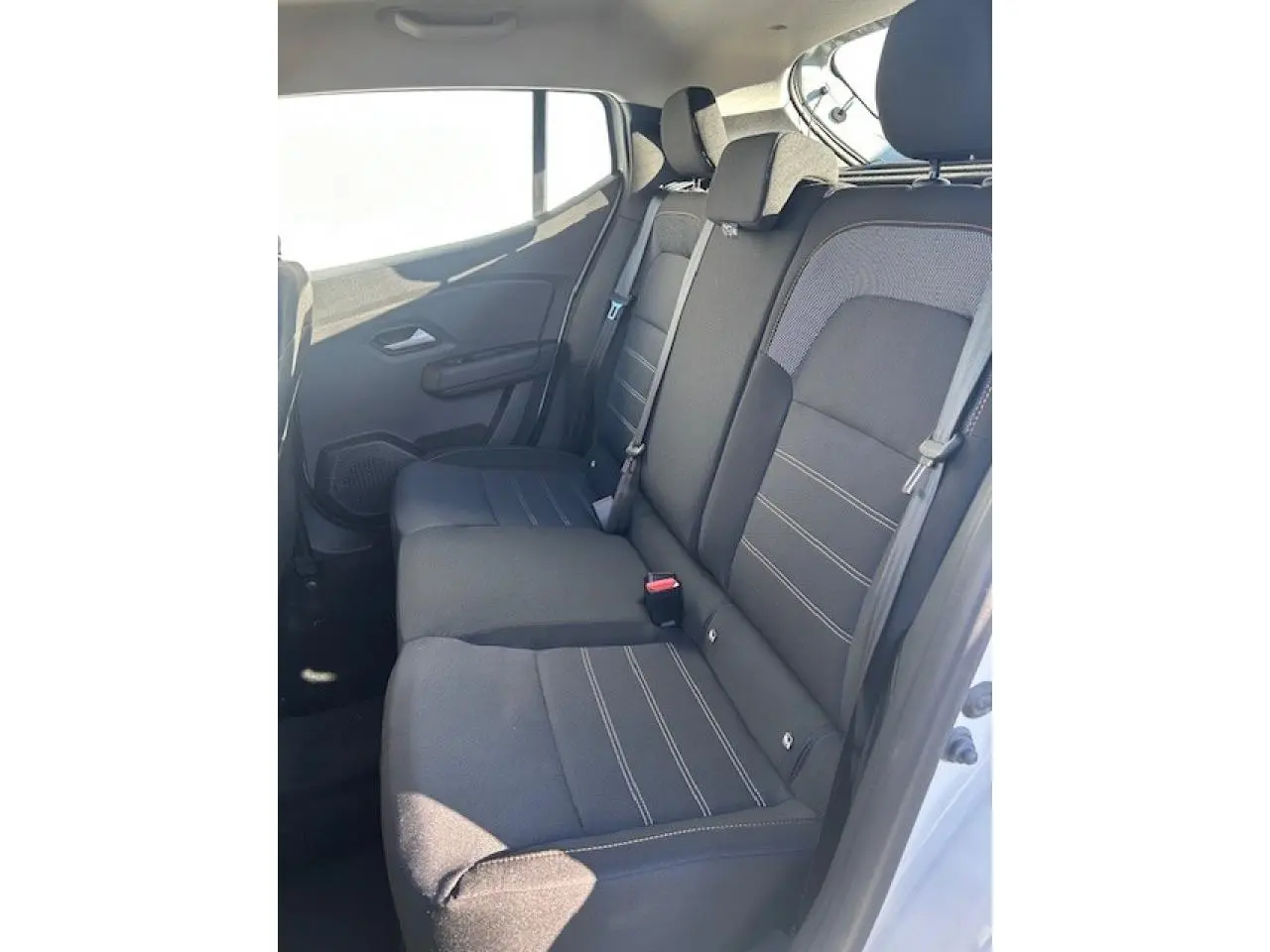 Vue intérieure côté droit des sièges arrière noirs de la Dacia Sandero Stepway III blanche 2025.