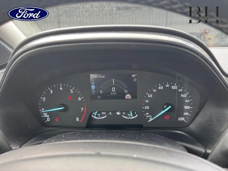 Tableau de bord numérique du Ford Puma 2022, affichant vitesse, compte-tours et température extérieure à 19°C.