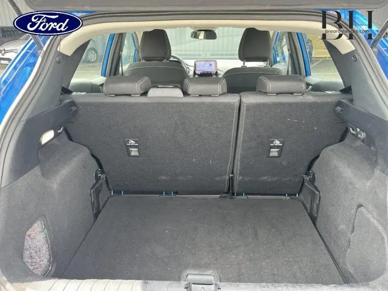 Vue depuis le coffre du Ford Puma 2022 bleu Fashion Island, montrant la banquette arrière et l'habitacle avant.