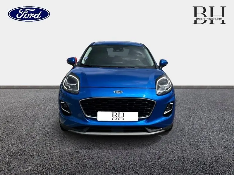 Vue frontale d'une Ford Puma 2022 en bleu métallisé Fashion Bleu Island avec calandre noire et phares LED.