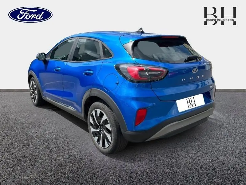 Ford Puma 2022 bleu Fashion Island, vue 3/4 arrière droit mettant en valeur les feux LED et jantes alu.