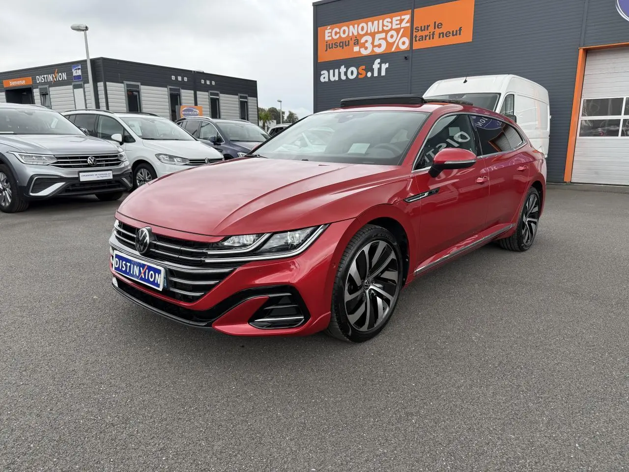 Volkswagen Arteon Shooting Brake rouge Roi vue 3/4 avant droit avec jantes alliage noir diamanté sur parking.