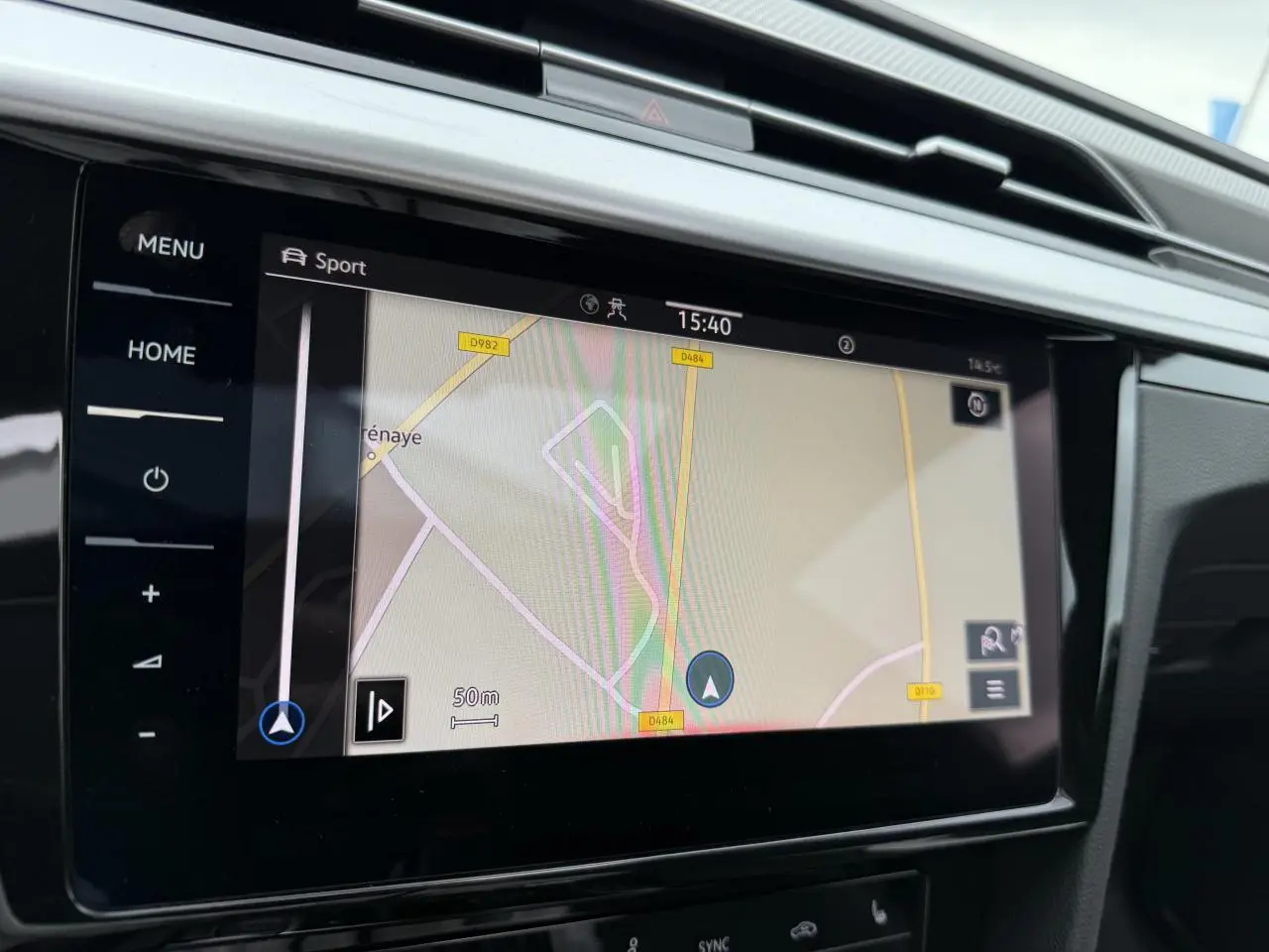 Écran tactile du système de navigation Discover Pro dans l'habitacle du Volkswagen Arteon Shooting Brake rouge Roi 2023.