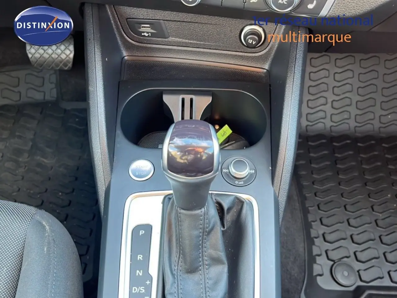 Le levier de vitesses automatique de l'Audi Q2 noir mito metal vu en gros plan au centre console intérieure.