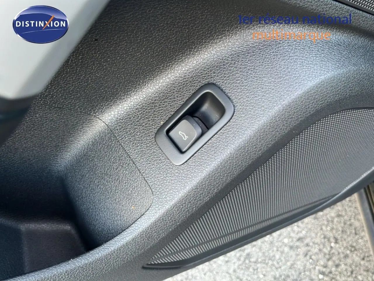 Bouton d'ouverture de coffre sur la garniture intérieure noire d'une Audi Q2 35 TFSI S-Line 2023.