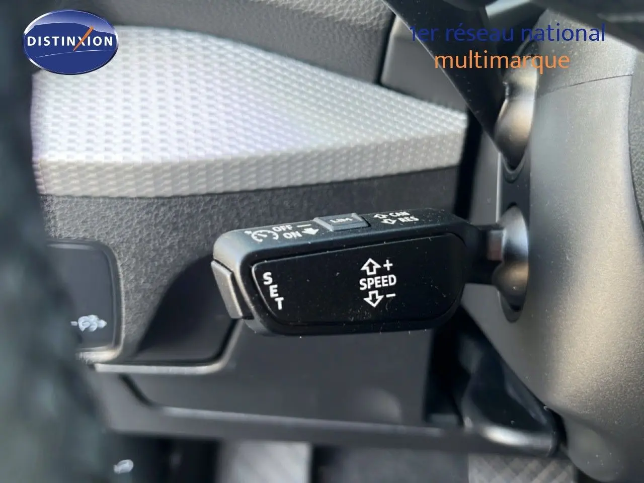 Le levier de régulateur de vitesse noir dans l'habitacle de l'Audi Q2 35 TFSI S-Line 2023.