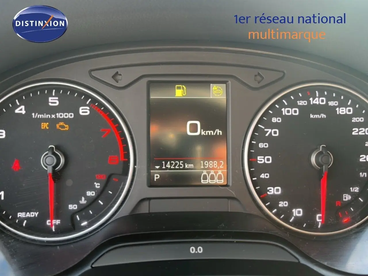 Vue rapprochée du tableau de bord de l'Audi Q2 35 TFSI 2023, affichant 0 km/h et 14 225 km au compteur.