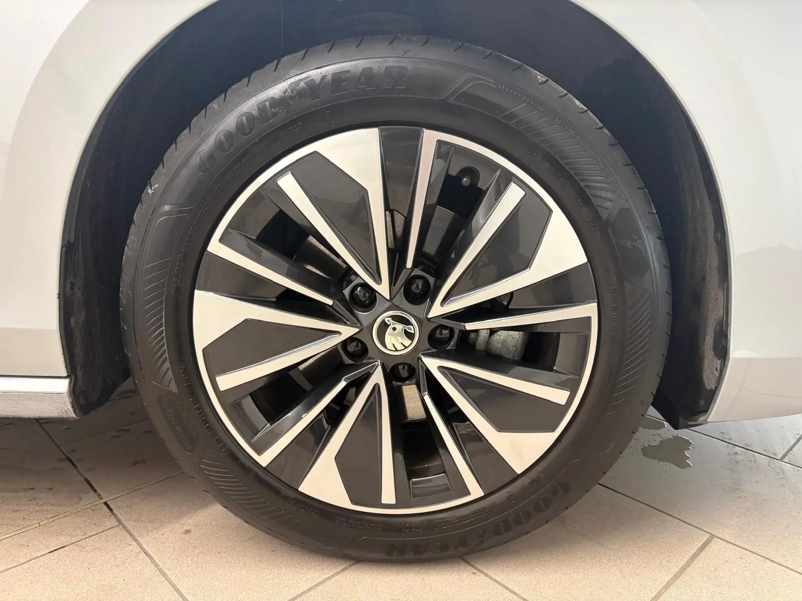 Gros plan sur la jante alliage bicolore du côté gauche d’un Skoda Superb Combi gris argent 2025.
