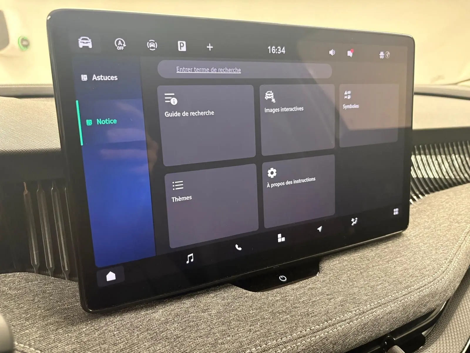 Écran tactile central de la Skoda Superb Combi 2025 gris argent, affichant le menu d’aide et paramètres.