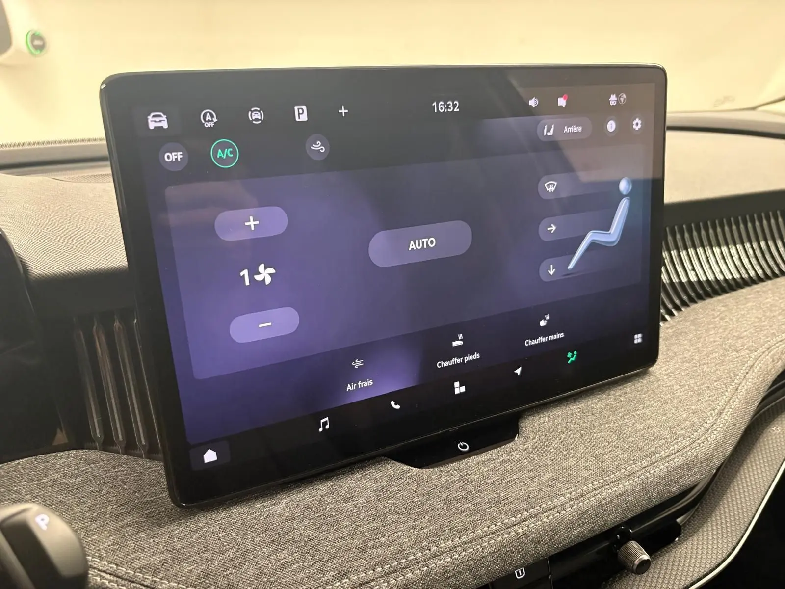 Écran tactile central de la Skoda Superb Combi 2025, affichant les commandes de climatisation, vue de profil intérieur.