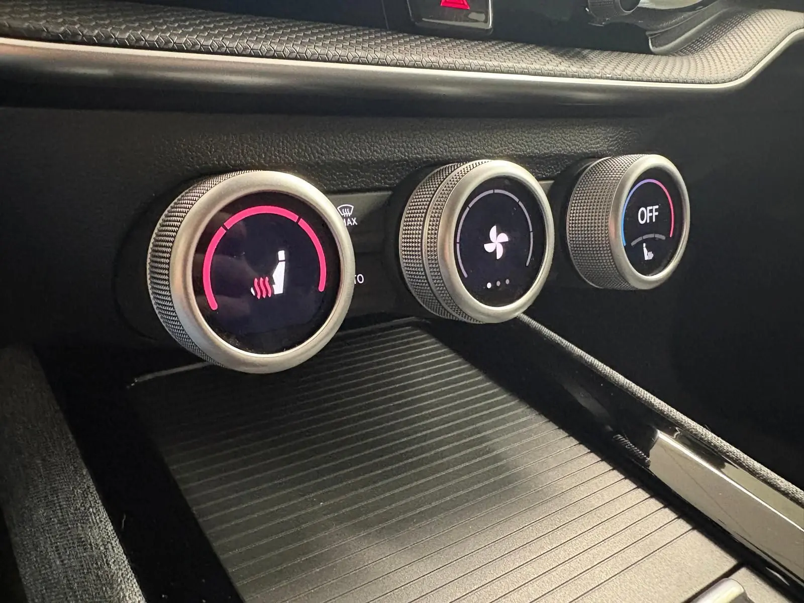 Gros plan sur les commandes de climatisation numériques du Skoda Superb Combi 2025, avec boutons ronds rétroéclairés et finition noire.