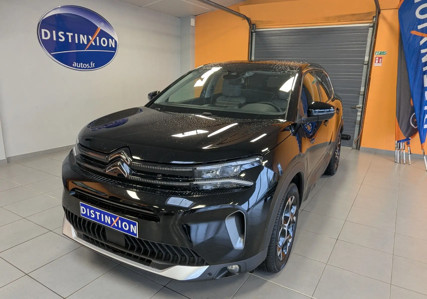 Citroën C5 Aircross noir vue 3/4 avant droit en intérieur, avec jantes alliage 18 pouces et calandre distinctive.