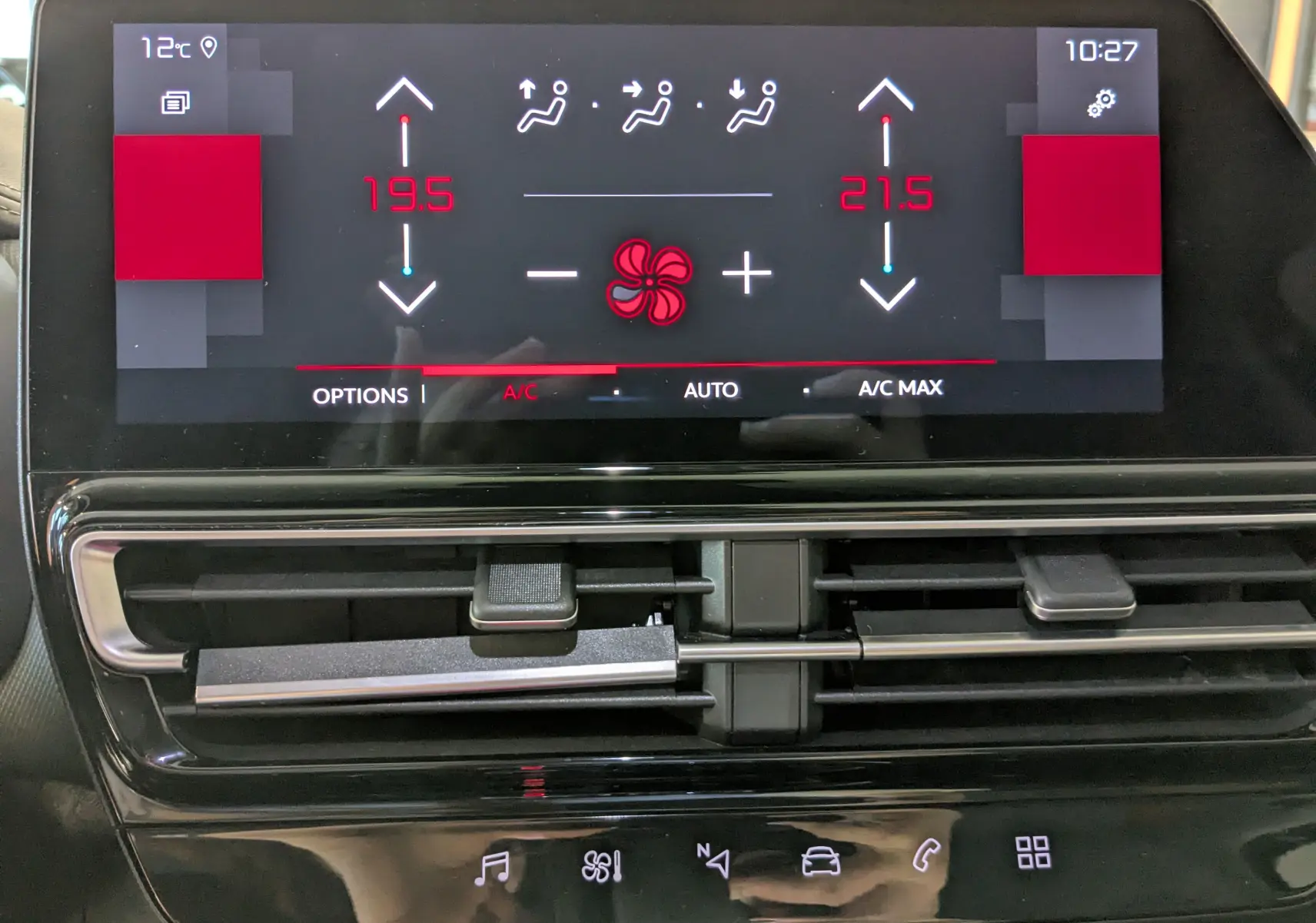 Écran tactile de la climatisation bizone du Citroën C5 Aircross noir 2024, affichant températures et réglages ventilateur.