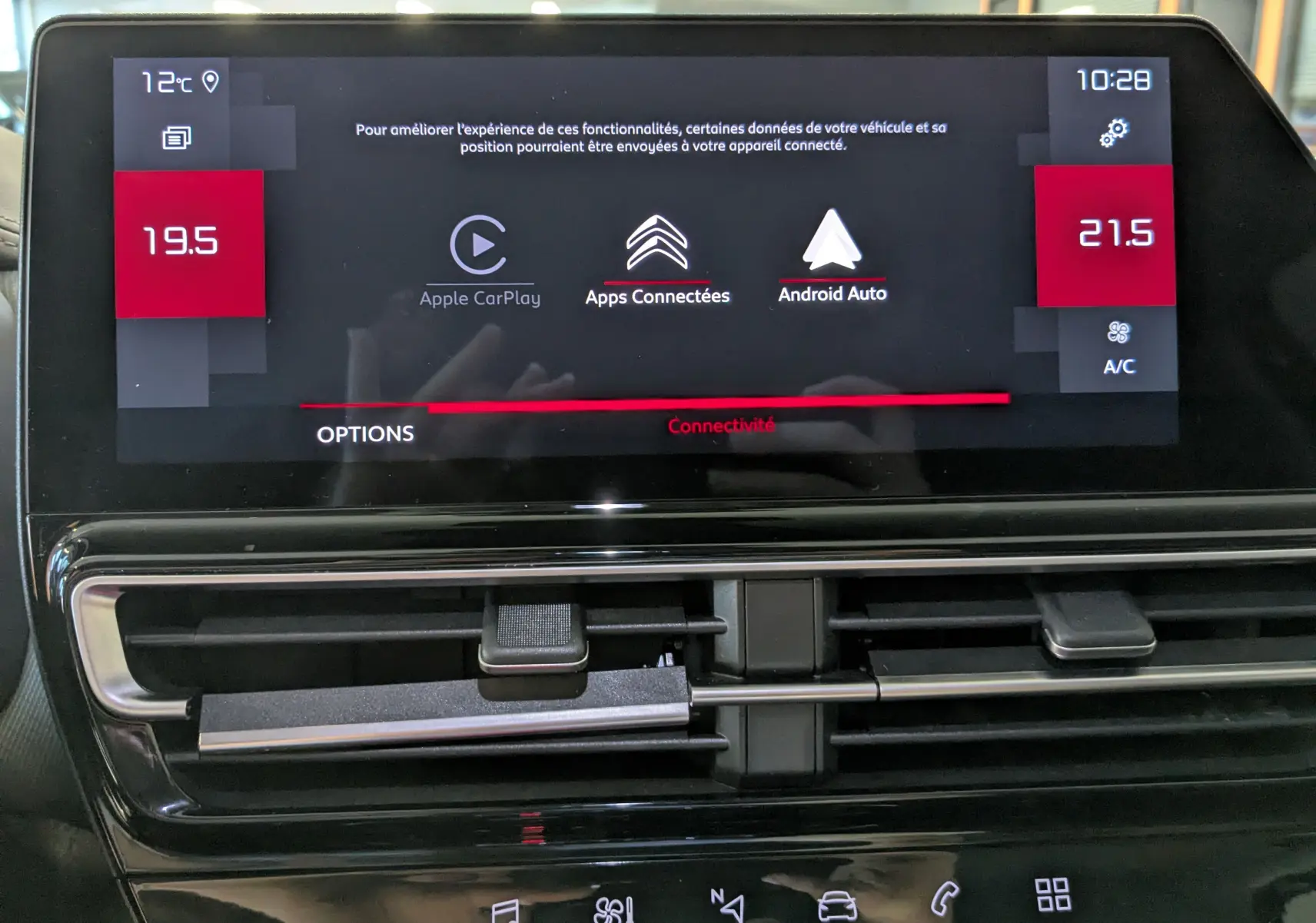 Écran tactile central du Citroën C5 Aircross 2024 noir, affichant les options Apple CarPlay et Android Auto.