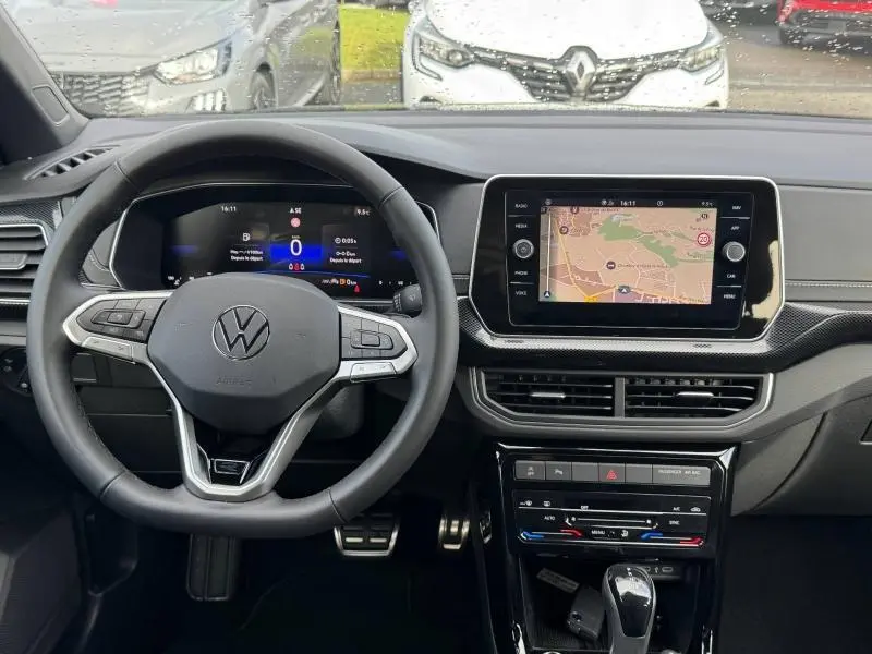 Vue intérieure du tableau de bord du Volkswagen T-Cross 2025, avec écran tactile central et volant multifonction.
