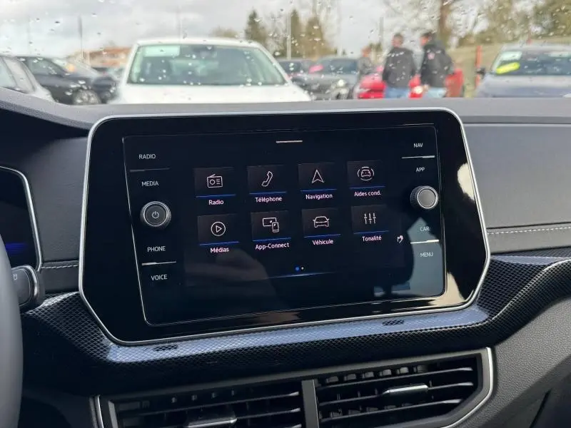 Vue intérieure centrée sur l'écran tactile du tableau de bord du Volkswagen T-Cross 2025, finition R-Line.