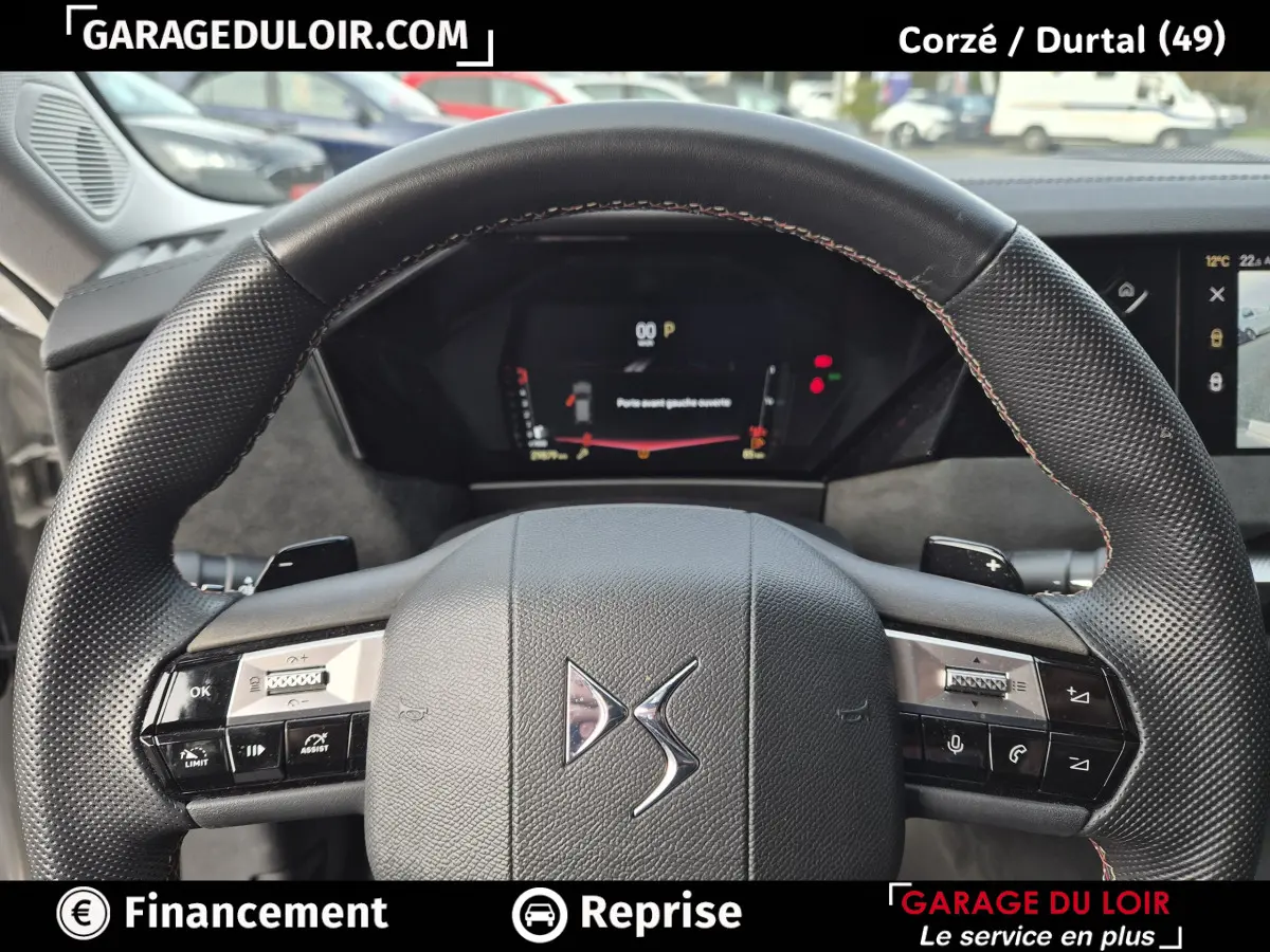 Vue rapprochée du volant cuir DS noir avec commandes tactiles et combiné d'instruments numérique du DS4 beige 2024.