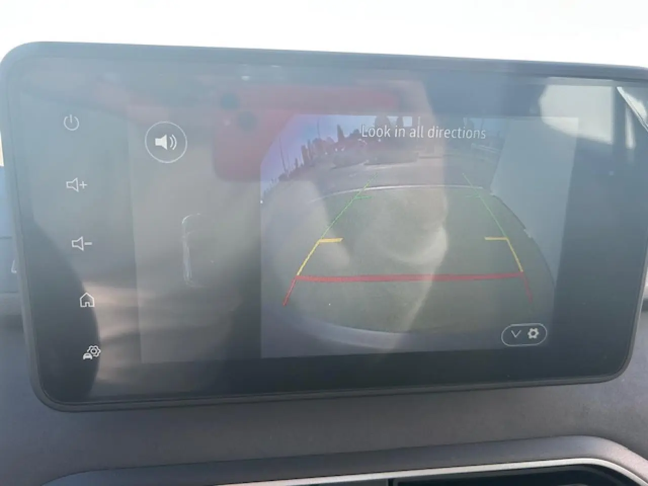 Écran tactile central affichant la caméra de recul dans l'habitacle d'une Dacia Sandero Stepway noire.