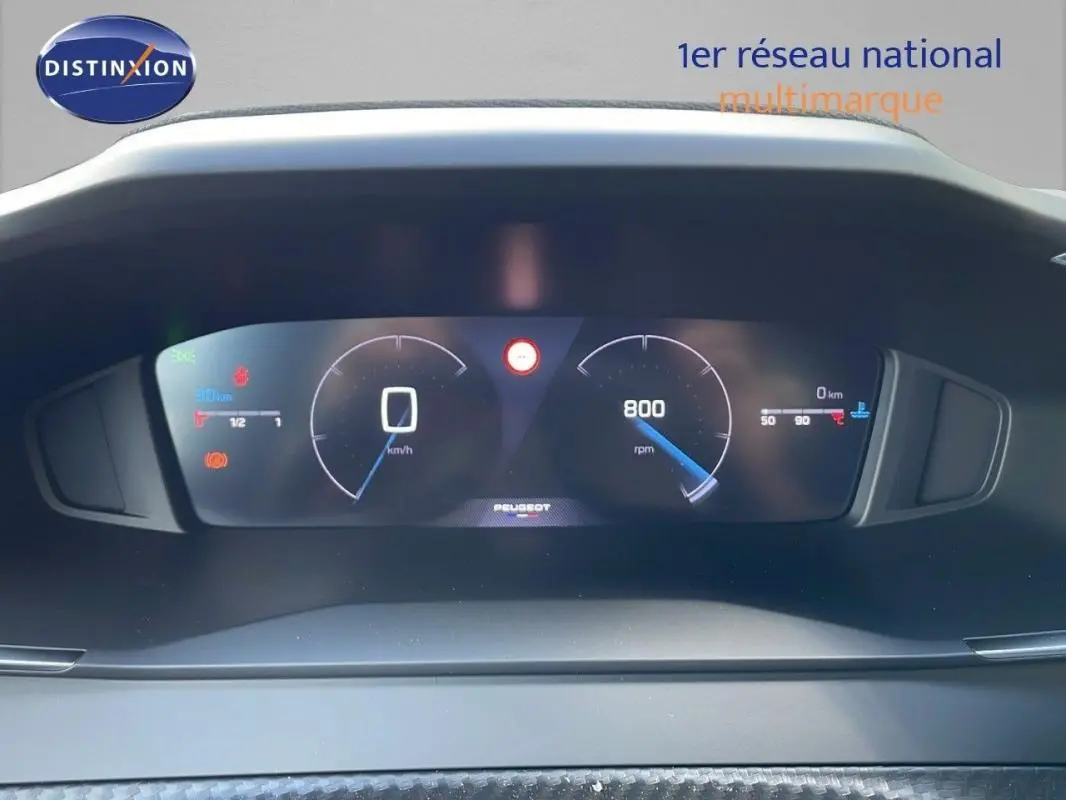 Vue rapprochée du tableau de bord numérique de la Peugeot 2008 gris, affichant vitesse et compte-tours.