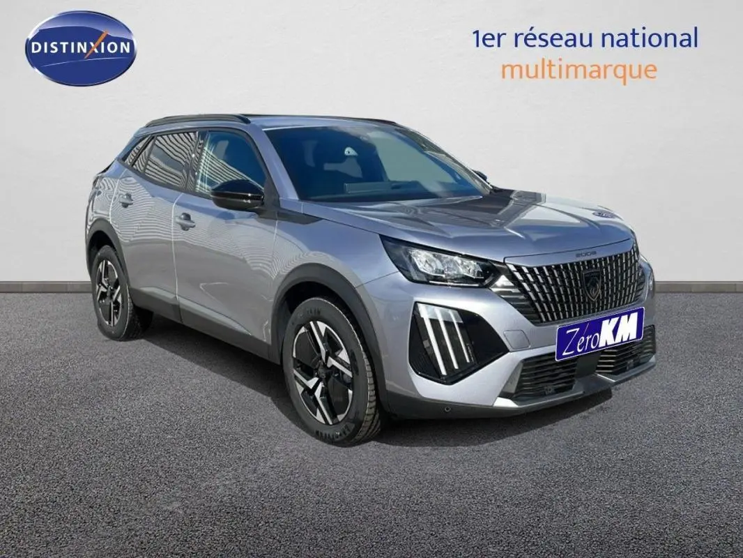 Peugeot 2008 gris en 3/4 avant droit, avec barres de toit et jantes aluminium distinctives.