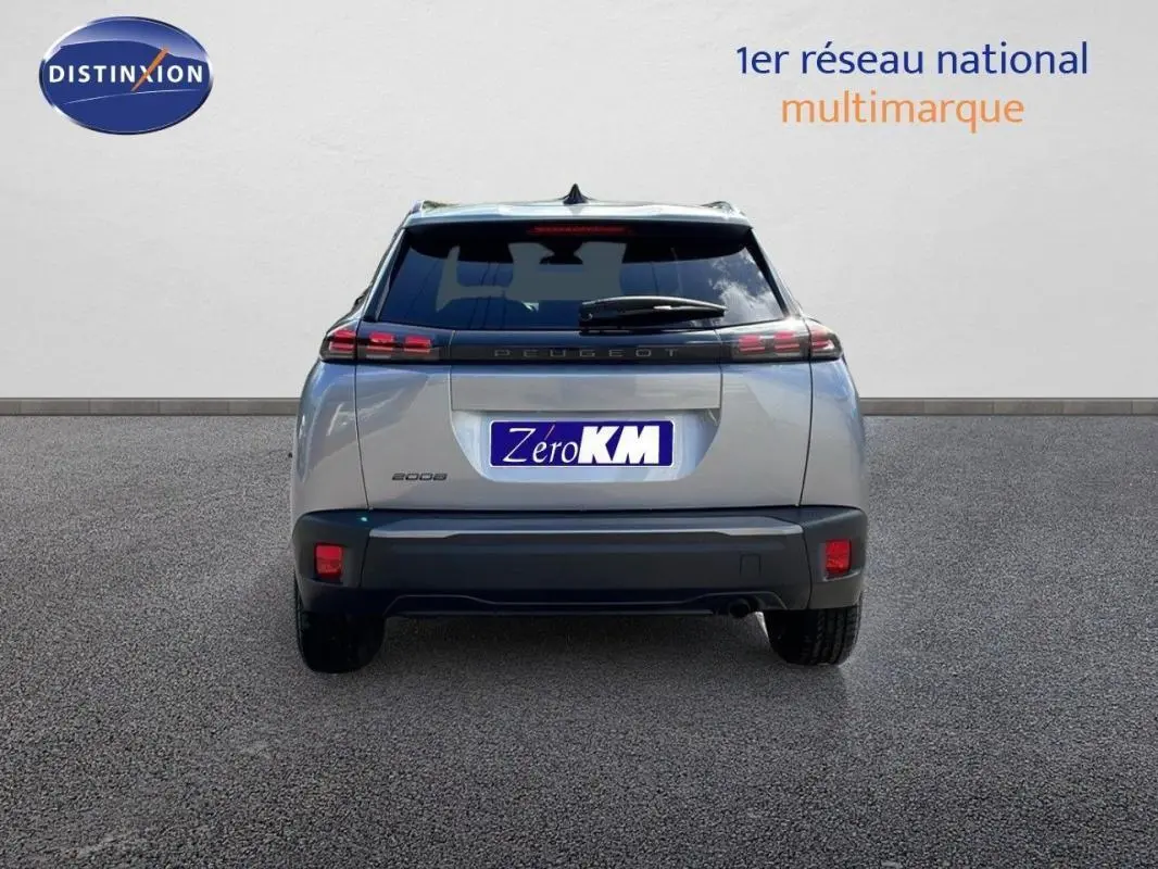 Vue arrière d'un Peugeot 2008 gris 2025 avec feux LED et barres de toit visibles sur fond neutre.
