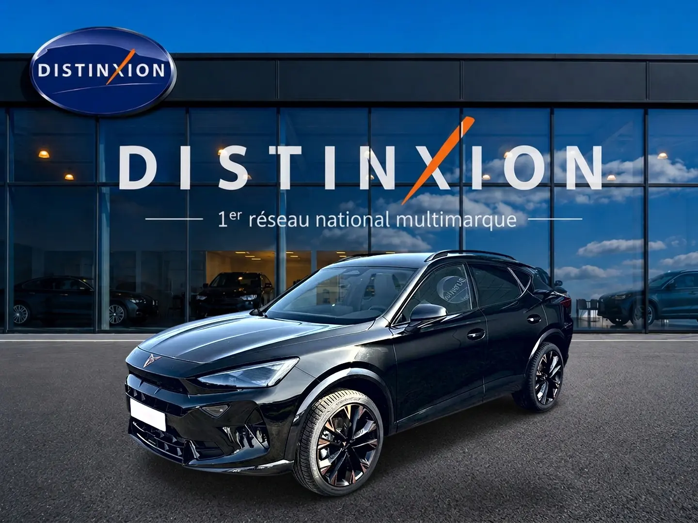 Vue 3/4 avant droite d'un CUPRA Formentor noir 2026 avec jantes noires et détails cuivrés, devant une vitrine Distinxion.