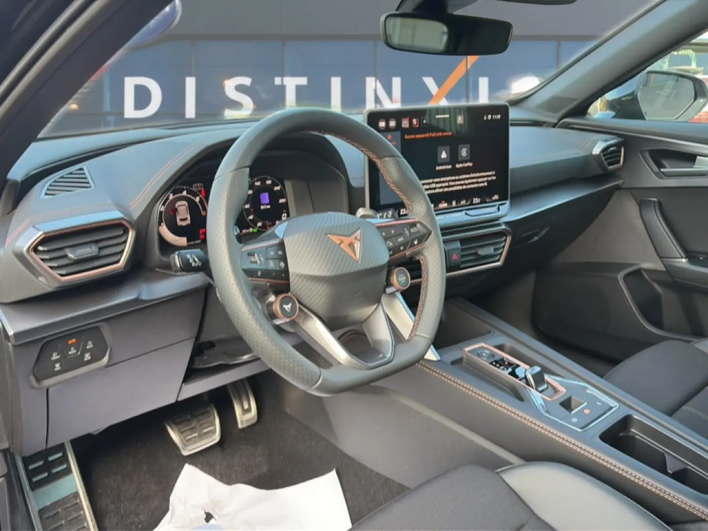 Vue intérieure côté conducteur du CUPRA Formentor noir 2026, volant sport cuir avec commandes multifonctions et écran tactile central.