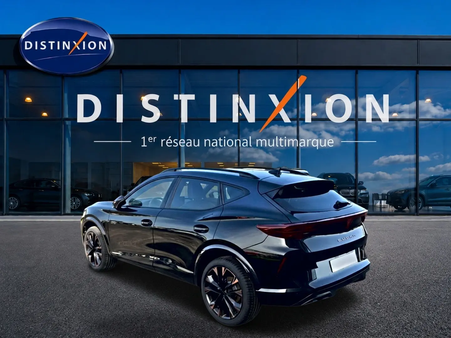 Vue 3/4 arrière droite d'un CUPRA Formentor noir 2026 avec jantes 19 pouces et barres de toit visibles.