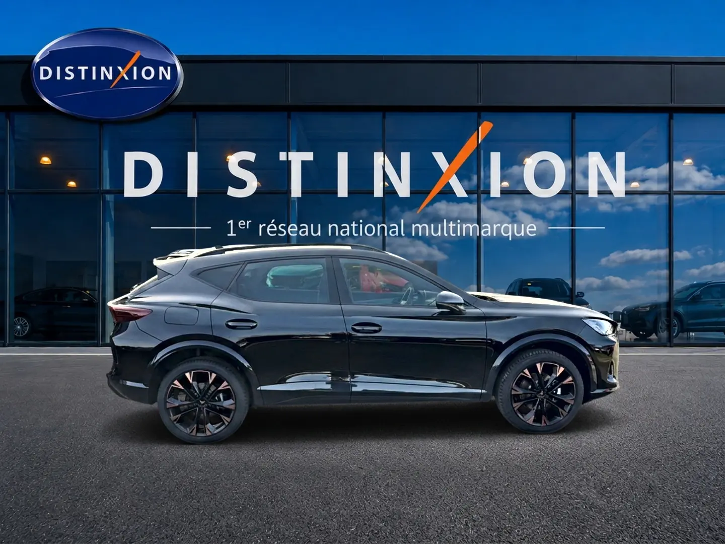 Profil côté gauche d'un CUPRA Formentor noir 2026 avec jantes noires, garé devant une vitrine Distinxion.