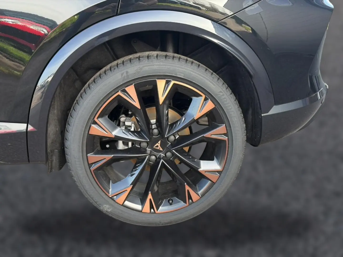 Gros plan sur la roue arrière droite noire du CUPRA Formentor 2026 avec jante noire et détails cuivrés.