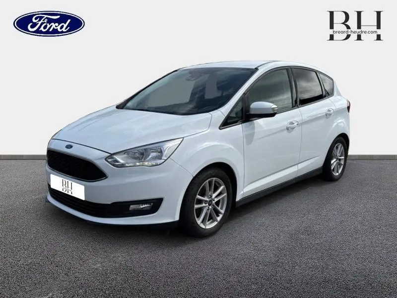 Ford C-MAX blanc Glacier vu en 3/4 avant droit, avec jantes alliage et vitres teintées sur fond neutre.