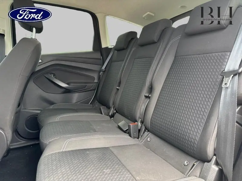 Vue intérieure côté gauche des trois sièges arrière noirs du Ford C-MAX 2019 avec ceintures et appuie-têtes.