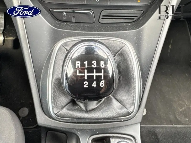 Le levier de vitesses manuel noir du Ford C-MAX 2019 vu de dessus dans son habitacle.