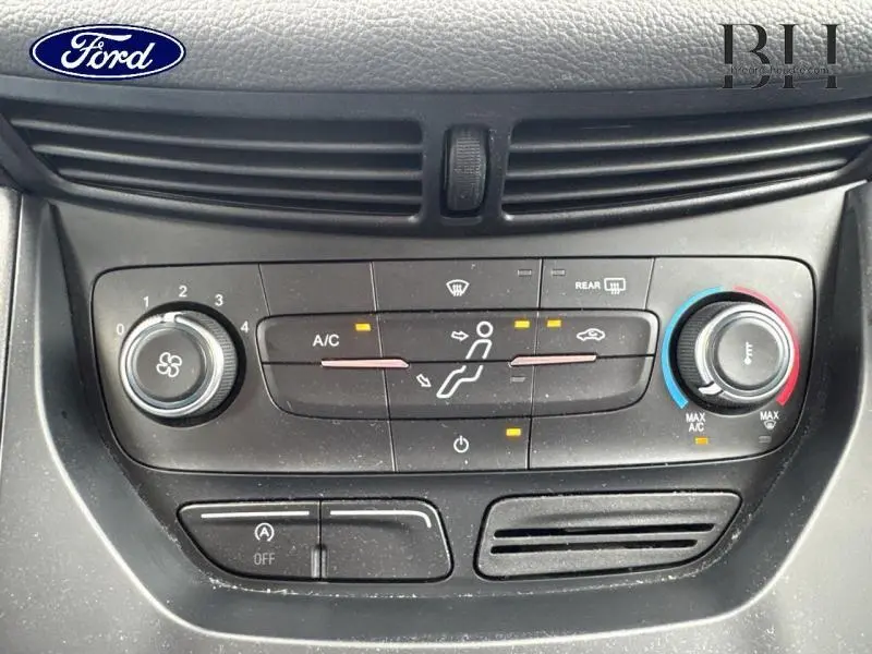 Panneau de commande de climatisation du Ford C-MAX blanc glacier 2019 avec réglages manuels et boutons éclairés.