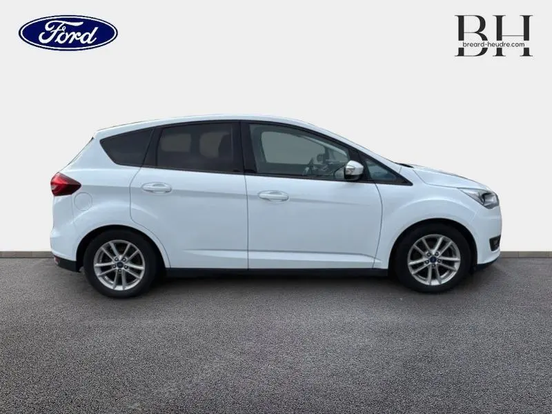 Profil latéral droit d'une Ford C-MAX blanc glacier de 2019 avec jantes alliage et vitres surteintées.
