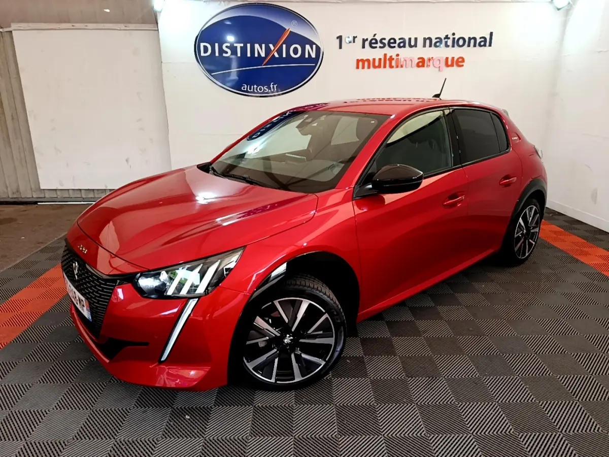 Peugeot 208 rouge vue en 3/4 avant droit, avec jantes noires et signature lumineuse LED verticale.