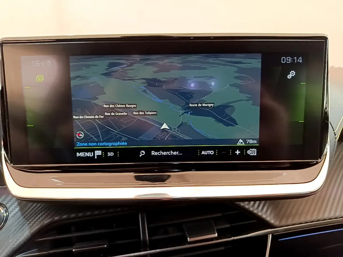 Écran tactile 10 pouces du système de navigation de la Peugeot 208 GT Line, vue rapprochée du tableau de bord.