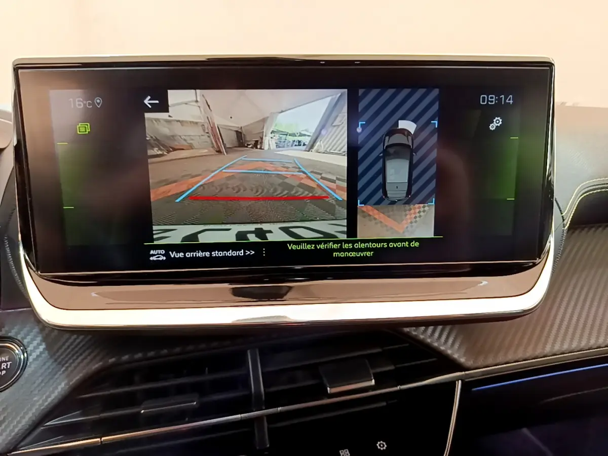 Écran tactile intérieur de la Peugeot 208 GT Line 2020 affichant la caméra de recul et l'aide au stationnement.