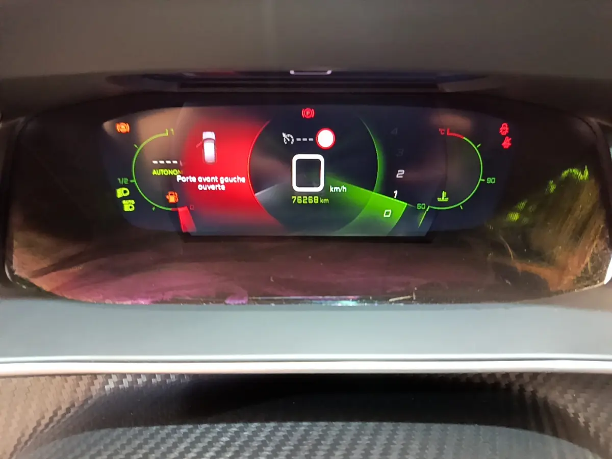 Tableau de bord numérique de Peugeot 208 GT Line affichant porte avant gauche ouverte et compteur à zéro km/h