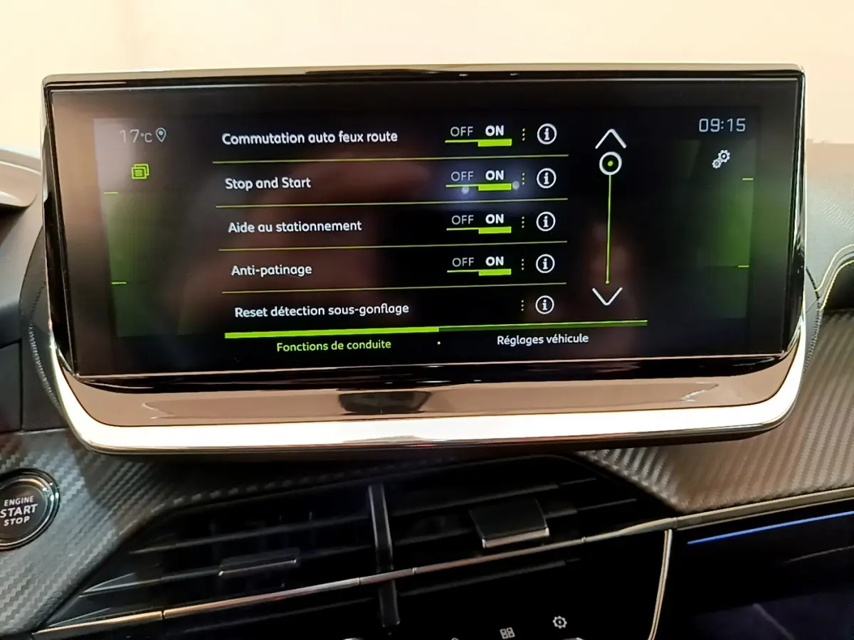 Écran tactile central de la Peugeot 208 GT Line 2020 affichant les réglages d'aide à la conduite, vue intérieure rapprochée.